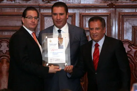 BUAP entrega reconocimiento al secretario de Salud federal