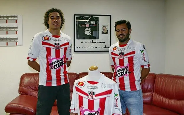 Presenta Guillermo Ochoa nuevo uniforme del Ajaccio