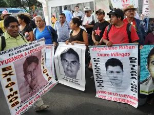Comienza ayuno de 43 horas de padres de normalistas