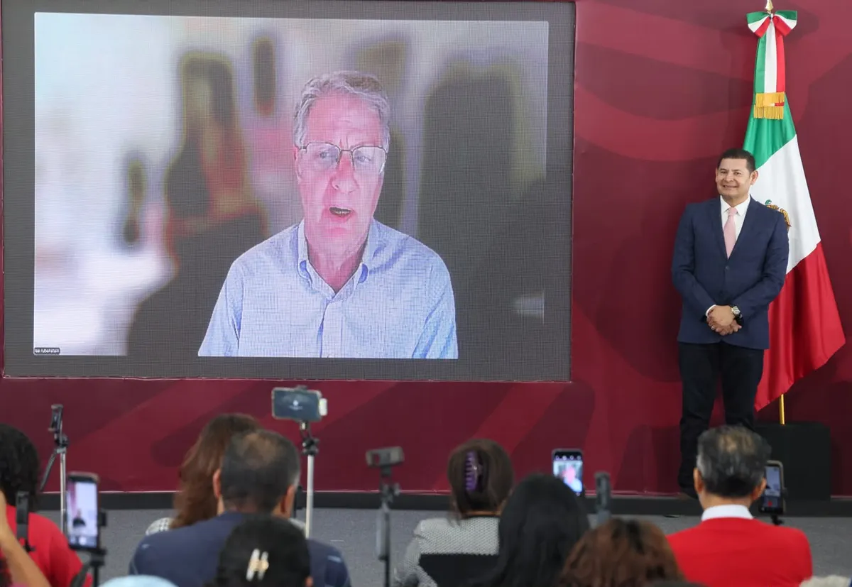 En la pantalla, Lee Rubinstein, presidente de la Academia para la Diplomacia Tecnológica del Instituto Krach de la Universidad de Purdue. Foto: Especial