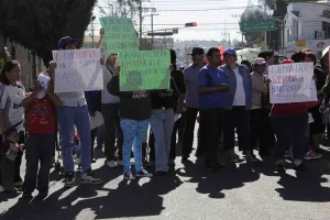 Vecinos de Galaxia La Calera cierran Circuito Interior por cortes del SOAPAP