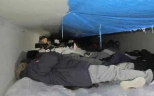 Entre cajas de brócoli, hallan a 60 migrantes en camión de refrigerado en Texas
