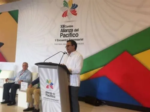 Guajardo llama a hacer frente al proteccionismo y cierre de fronteras