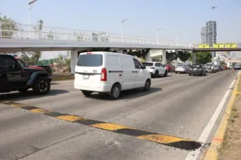 Infraestructura retira reductores de velocidad de la Vía Atlixcáyotl a un día de haber sido colocados