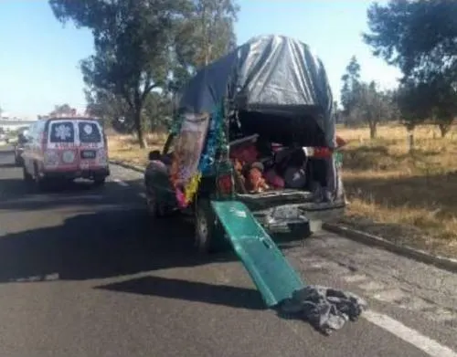 Fuerte choque entre una patrulla y camioneta de peregrinos deja siete lesionados