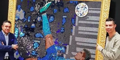 Inmortalizan la increíble chilena de CR7 en un cuadro de cristales Swarovski