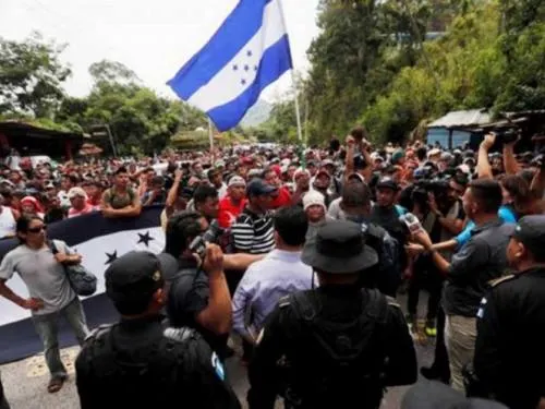 Caravana migrante da ‘portazo’ en frontera de Guatemala