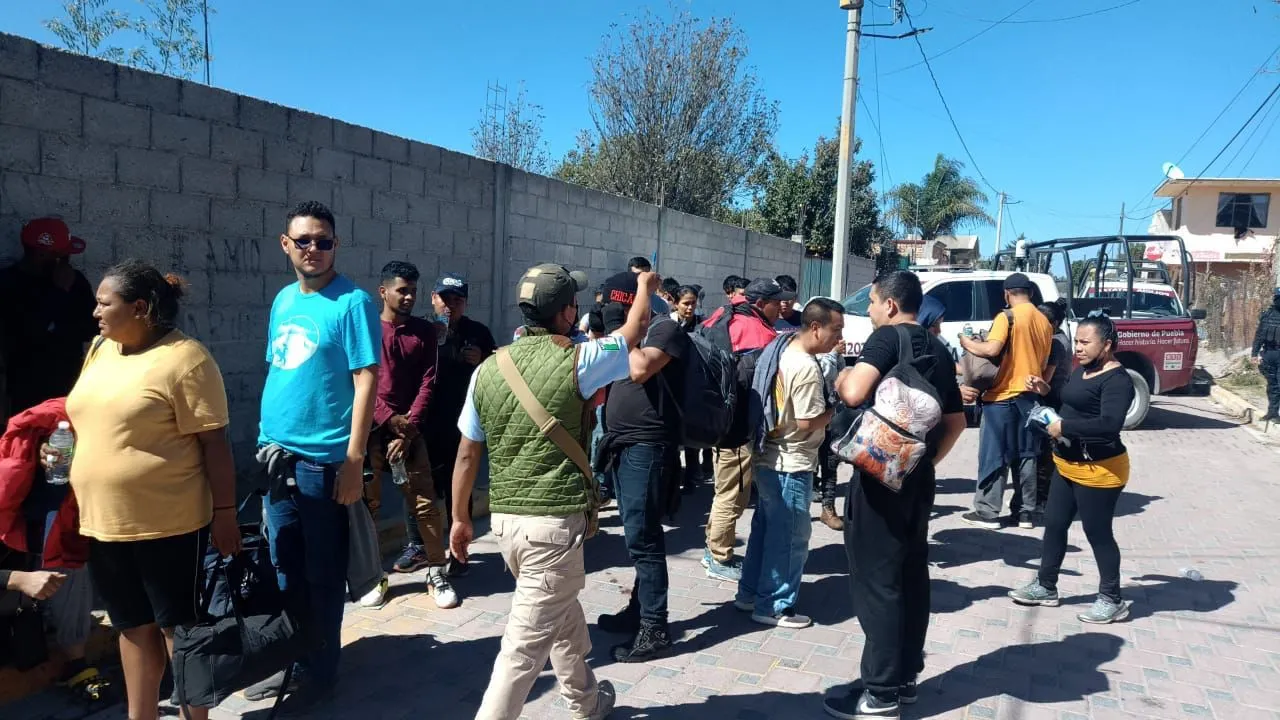 En camión de alimentos el INM ubicó a 152 personas migrantes en Acajete