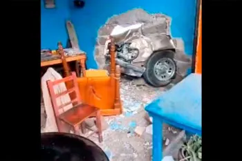 Mujer se mete con todo y camioneta a una taquería en Tecamachalco