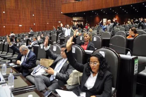 Consulta sobre el NAIM divide opiniones y confronta a diputados
