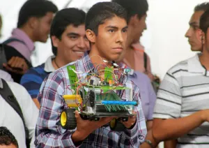 Universitarios se enfrentan en el primer torneo estatal de robótica móvil