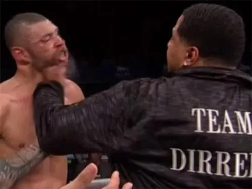 Video: Entrenador de boxeador se vuelve loco y golpea a rival