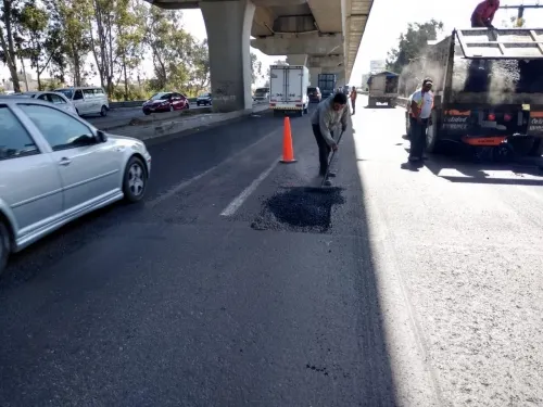 Inician trabajos de bacheo bajo el puente de la autopista México-Puebla