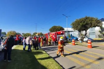Volcadura en Periférico Ecológico deja dos lesionados