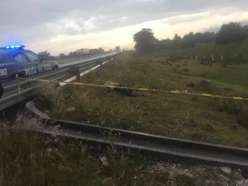 Encuentran cuerpo encobijado en la autopista Puebla-Orizaba