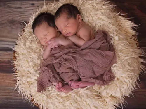 Regresa a mellizos adoptados al enterase que está embarazada