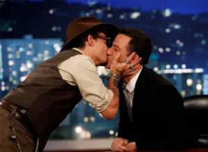 Johnny Depp se muestra cariñoso con presentador de televisión