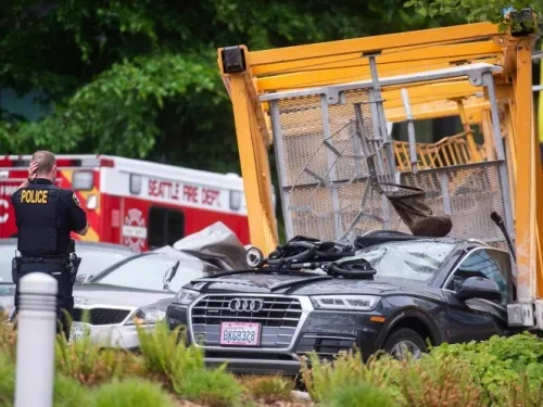 Grúa de construcción cae y aplasta autos en EU; hay cuatro muertos