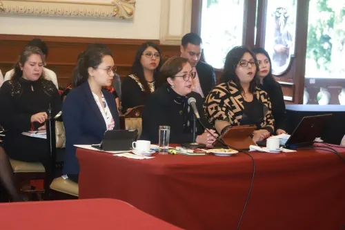 Por 10 pesos mujeres se prostituyen en los baños de los mercados