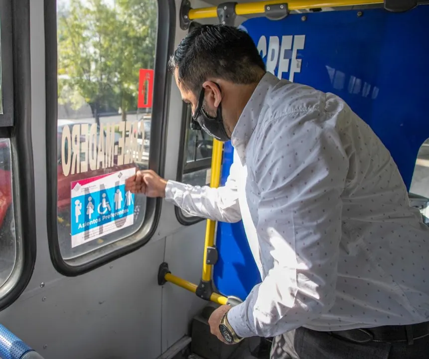 Supervisa SMT colocación de 2 mil 271 etiquetas de asientos preferenciales en el transporte público