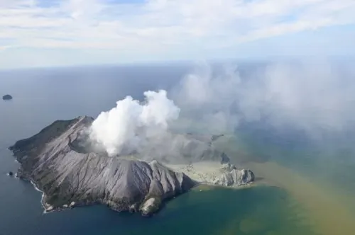 VIDEO: Erupción de volcán en Nueva Zelanda deja cinco muertos