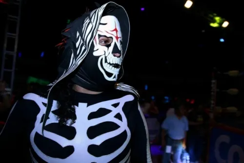 VIDEO: Hospitalizan a La Parka tras sufrir grave accidente