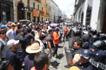 Manifestantes intentan irrumpir en el Congreso de Puebla para bloquear la reforma al Poder Judicial