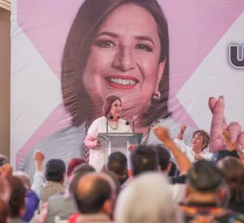 Xóchitl Gálvez pide a AMLO decir la verdad a los padres de los normalista de Ayotzinapa