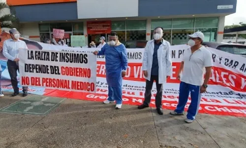 Marchan para exigir liberación de médico que atendía COVID en Chiapas