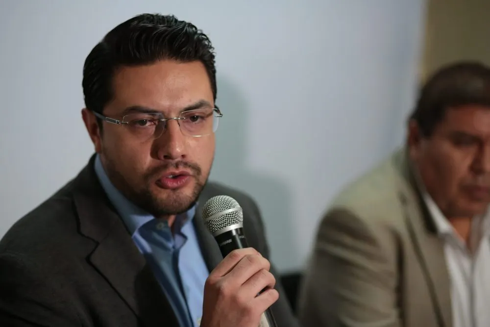 Giles Carmona se victimiza, acusa persecución política
