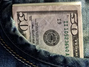 Dólar libre promedia 16.40 pesos a la venta en el AICM