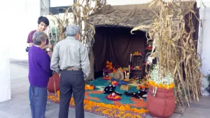 Disfrutan poblanos en el CCU BUAP festejo del Día de Muertos