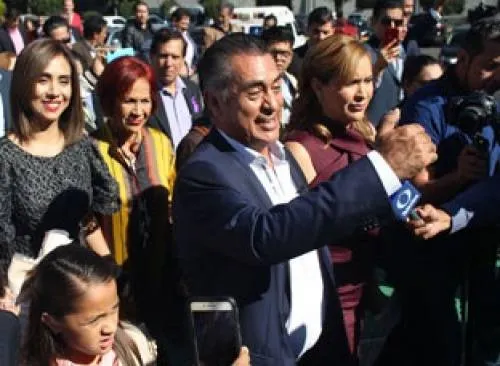 Usa ‘El Bronco’ a “gestores” de su gobierno para recolectar firmas