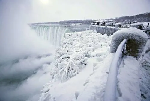 Ola de frío congela las Cataratas del Niágara
