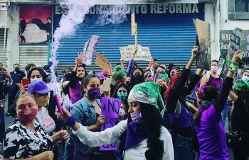 Aborto legal y evitar revictimización, exigen poblanas en marcha del 8M