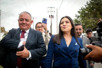 Claudia Rivera no puede salir del país ni molestar a Yasmín Flores