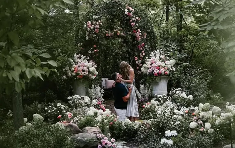 Taylor Swift y Travis Kelce anuncian su compromiso con una romántica publicación en Instagram