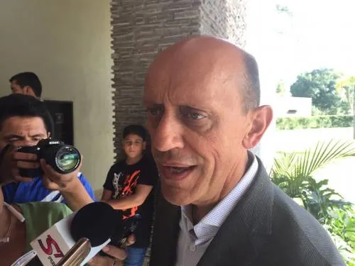 Lastiri rechazó que se haya desechado la consulta a la base en las mesas temáticas