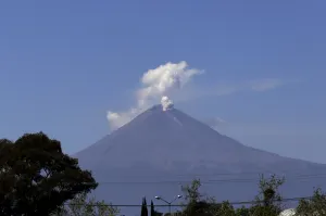 Popocatépetl registra 3 explosiones de vapor y agua