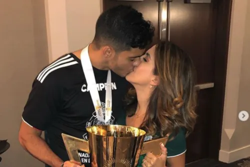 Novia de Raúl Jiménez arremete contra periodista por compararlo con Chicharito