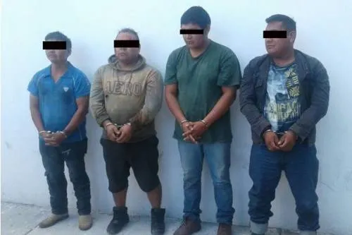 Detienen a cuatro hombres por intentar robar en la granja de San Marcos Necoxtla