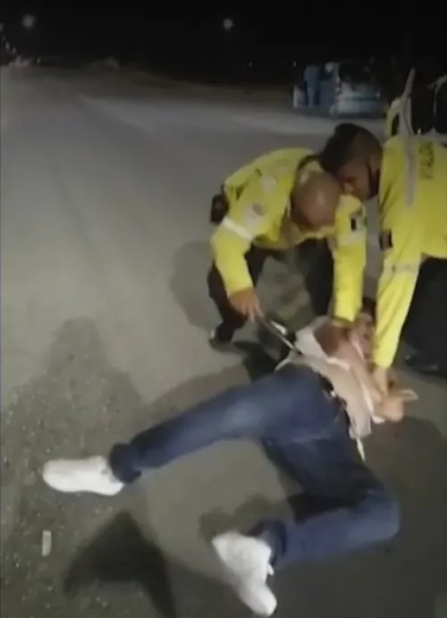 Oficiales de tránsito someten y golpean a joven en Torreón, Coahuila