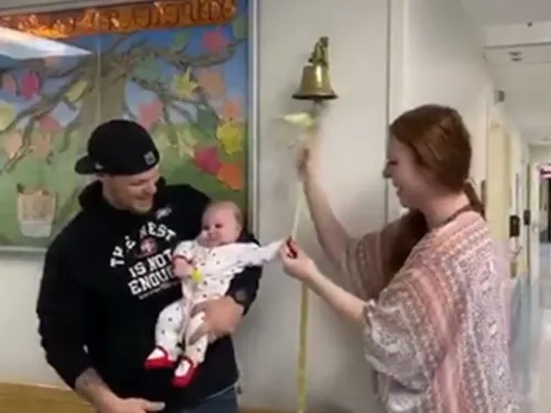 Bebé vence al cáncer y toca la campana para celebrar; el video te hará el día