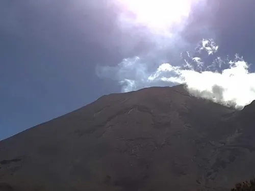 Urgen a no acercarse al cráter del Popocatépetl