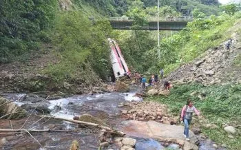 Cae autobús a barranco en Ecuador