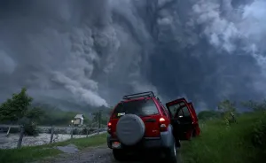 Evacuan 5 comunidades más por volcán de Colima
