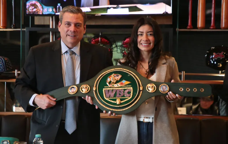 Gaby “La Bonita" Sánchez recibe cinturón conmemorativo del CMB; tendrá revancha ante Tamara de Marco