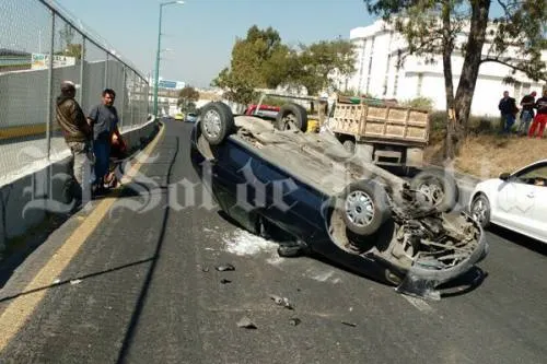 Automovilista se vuelca sobre Periférico y 11 Sur