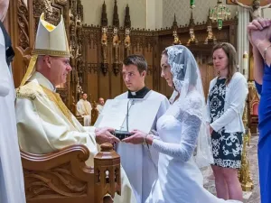 Mujer de Estados Unidos se casa con Dios