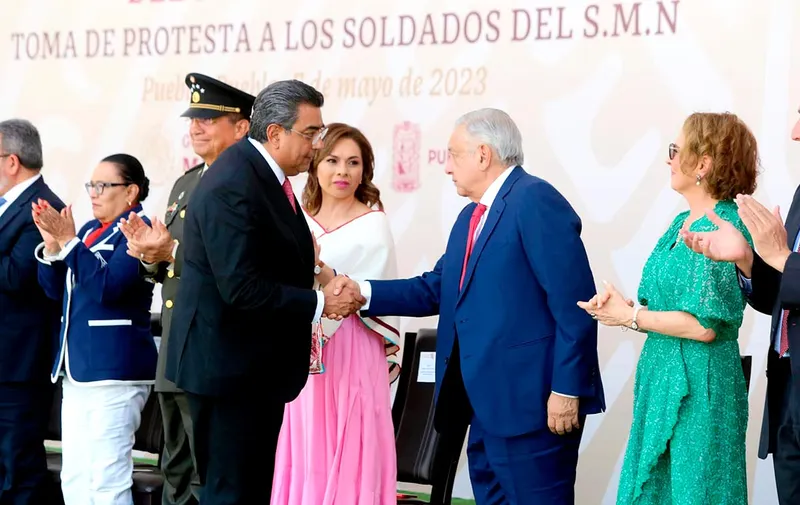 desfile-deñ-5-de-mayo-cespedes-peregrina-lopez-obrador